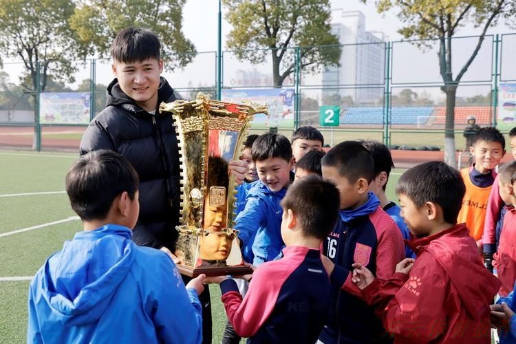 开云体育:燕京啤酒2022中国足协杯“种子计划”再次走进成都,小球员攻破前国门耿晓峰大门 开云体育:燕京啤酒2022中国足协杯“种子计划”再次走进成都,小球员攻破前国门耿晓峰大门
