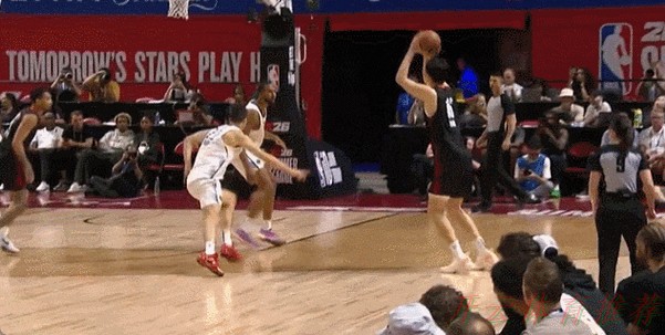 开云体育世界杯动态：率队22分大逆转！杨瀚森首发出战30分钟，狂轰8分13篮板4助攻！